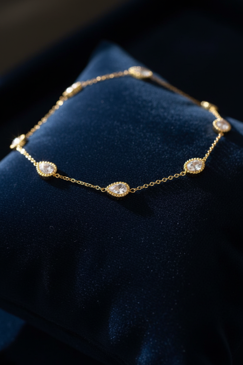 Single teardrop charm anklet horizontal